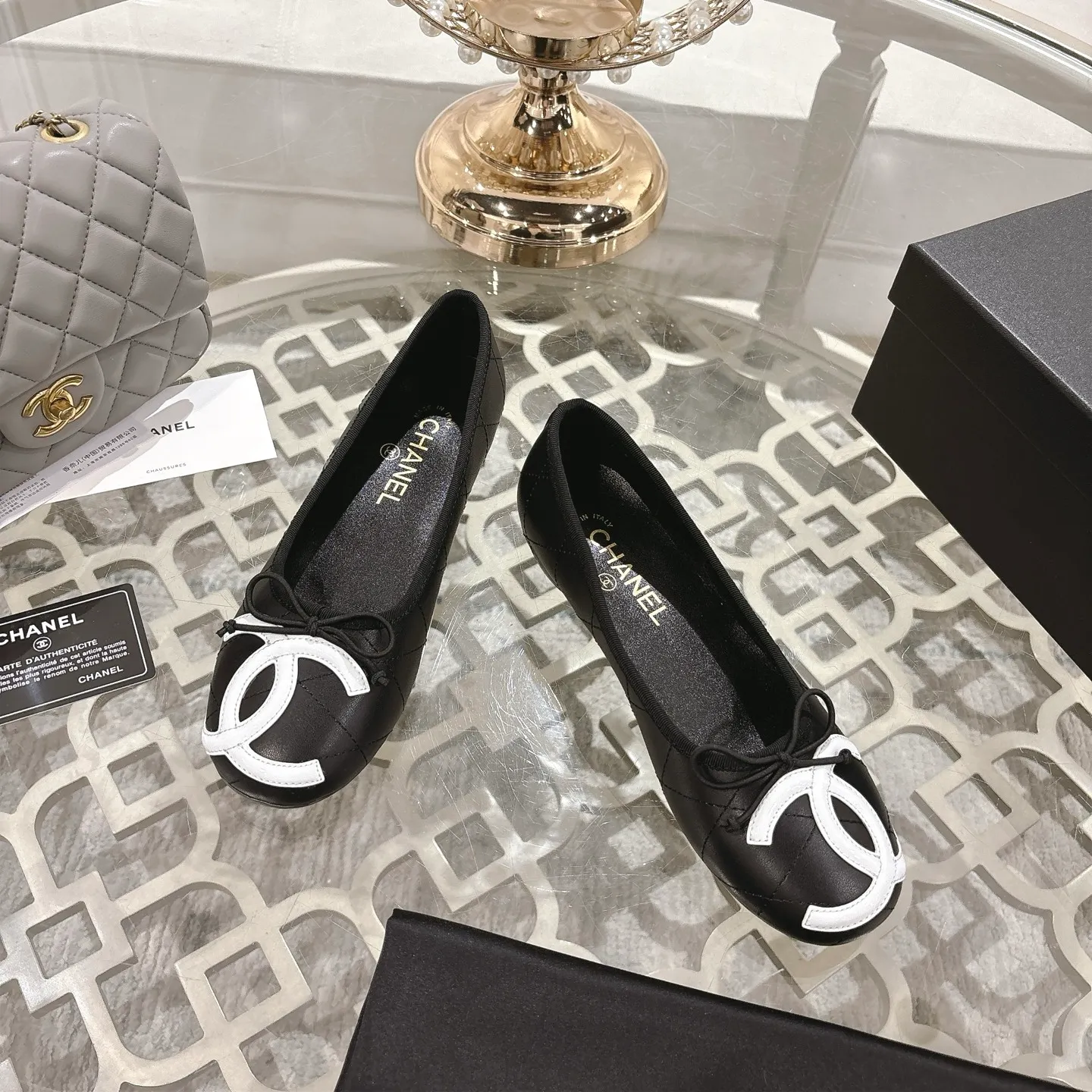 👟👟Ex-factory price 540👟👟 [Purchase-level quality] CHANEL Xiaoxiang 25/A new summer bow-tie shoes 💃 This pair of "dancing shoes" is really breathtakingly beautiful! Made of cowhide fabric + exquisite electric embroidery, every detail exudes a sense of high-end ~ classic bow design, Italian genuine leather sole, comfortable and elegant on the feet, a perfect must-have for fairies!  🌟 All counters are from the same source! All materials are customized according to the original 1:1, and are developed and patterned from genuine products. The quality is absolutely assured ~ a classic that must be bought every year, a versatile artifact that looks great whether paired with skirts or jeans!  💖 The perfect finishing touch for summer outfits, sisters, just do it! 👉 Fabric: Imported sheepskin Lining: Imported sheepskin Outsole: Private molded outsole Size: 35-40 Leather surface